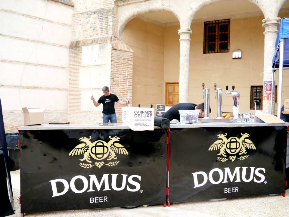 Montando el Stand de Cervezas Domus en el I Festival de Cerveza Artesana Torrijos Beer Festival & Monkey