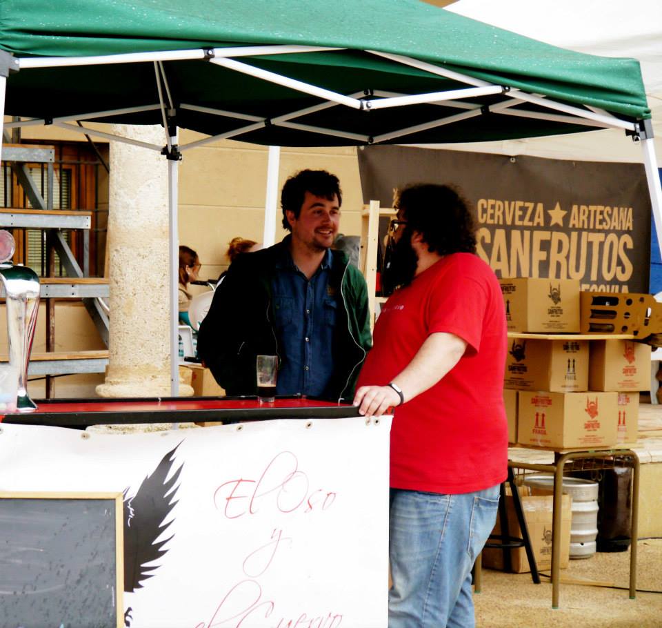 Stand de Cervezas El Oso y El Cuervo en el I Festival de Cerveza Artesana Torrijos Beer Festival & Monkey Beer