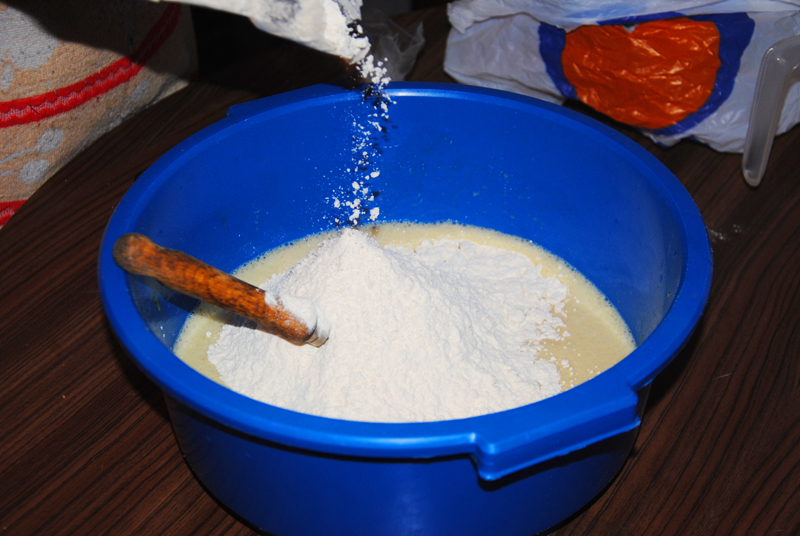 Añadiendo el harina a la masa de Floretas Dulces Caseras