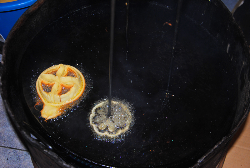 Introduciendo el molde de las Floretas Dulces Caseras en el aceite caliente