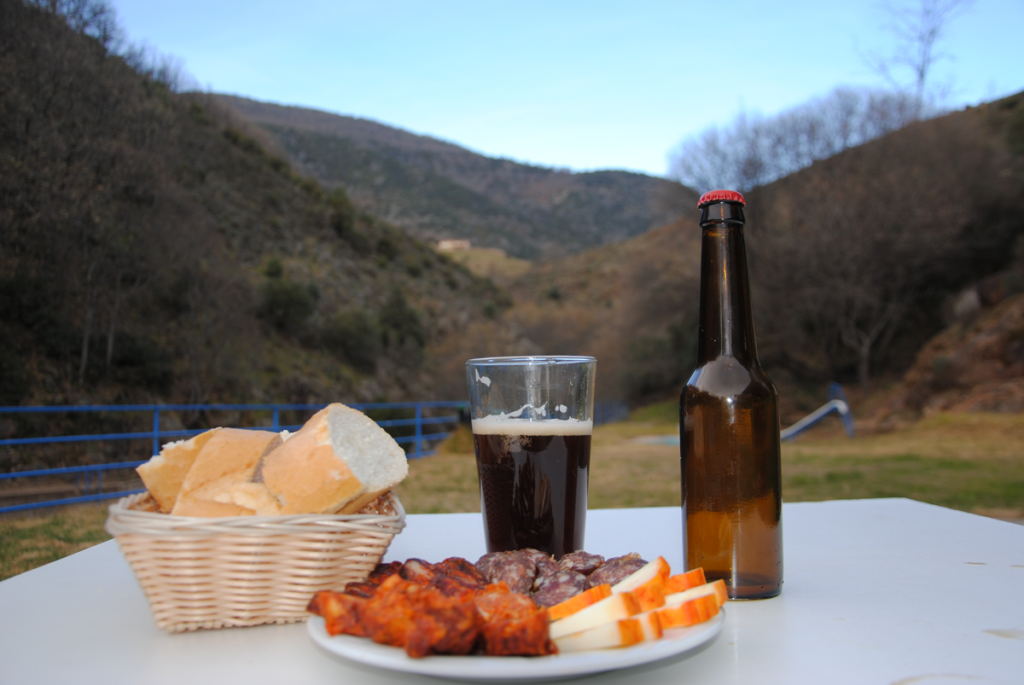 Degustación de cerveza artesana en Piscina Vadillo maridada con embutidos caseros y queso de cabra de la Vera